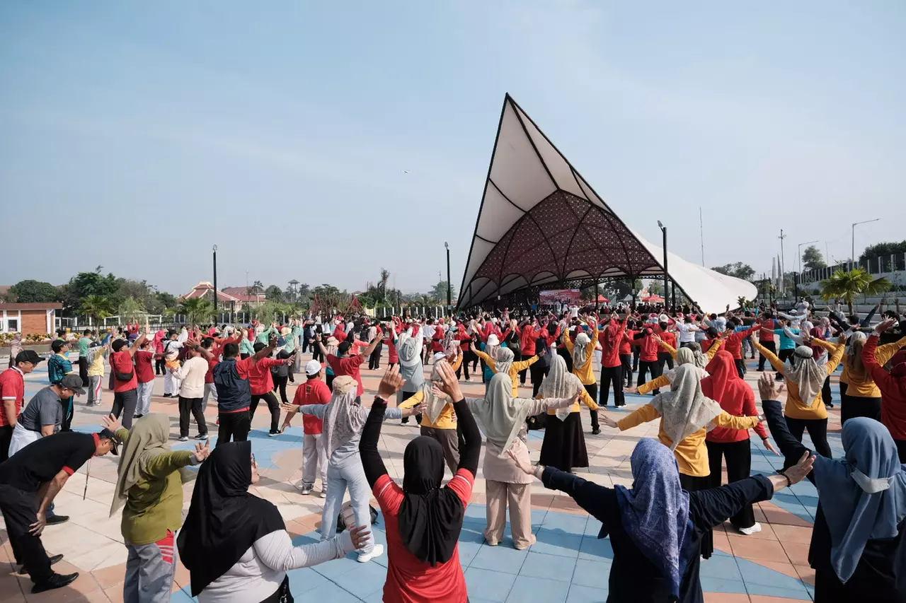 Ratusan Warga dan ASN Pemkot Depok Ikuti Senam Bersama di Taman Albar