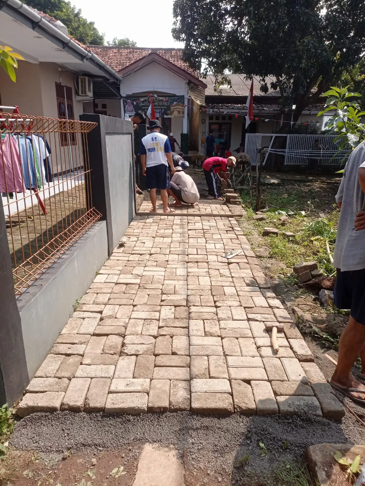 Warga RW 14 Bojongsari Gotong Royong Perbaiki Jaling