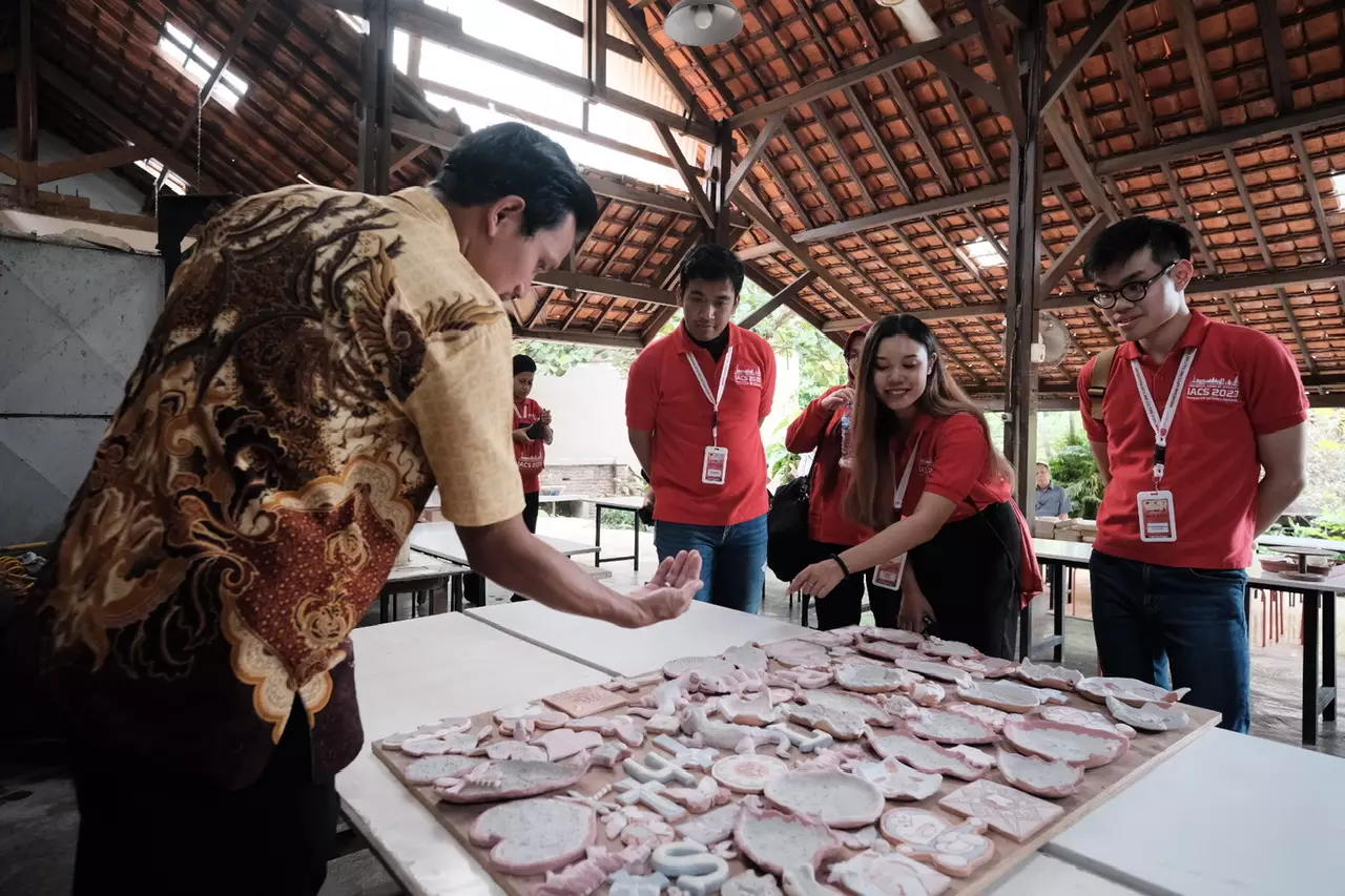 Peserta IACS dari Sembilan Negara Kunjungi Rumah Keramik F. Widayanto