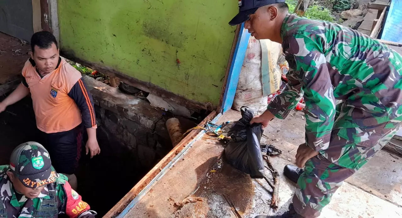 Karya Bakti Koramil Cimanggis Bersama Warga Bersihkan Saluran Air di Kelurahan Tapos