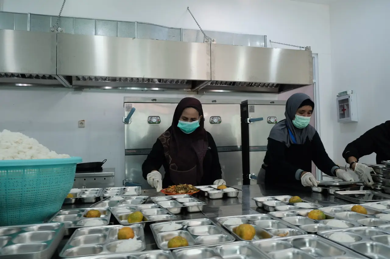 Ribuan Porsi Makanan Disiapkan di Dapur SPPG Cilangkap, Sukseskan MBG