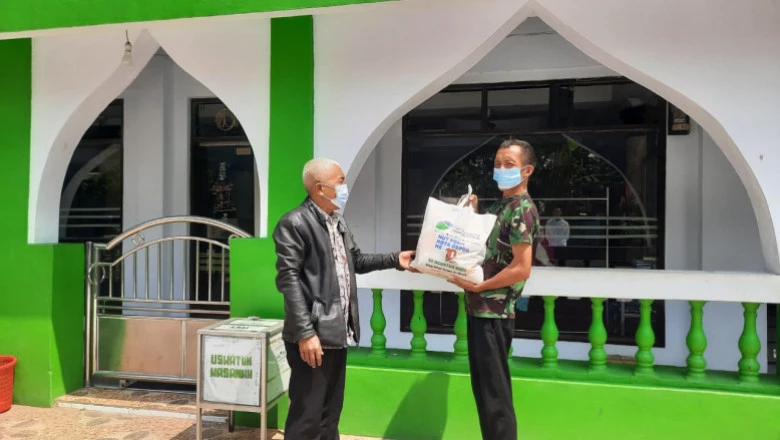 Lurah Curug Serahkan 25 Paket Sembako untuk Marbot dan Lansia