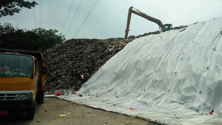 Gunungan Sampah di TPA Cipayung Ditutup Plastik Singkong
