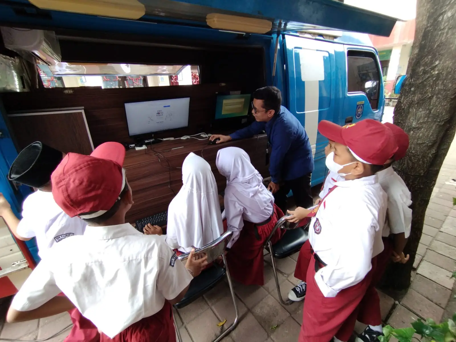 Diskominfo Depok Sosialisasikan Internet Sehat di SDN Kalibaru 6, Murid Tampak Antusias