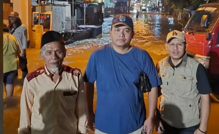 Lurah Limo Tinjau Lokasi Banjir, Pastikan Warga Aman