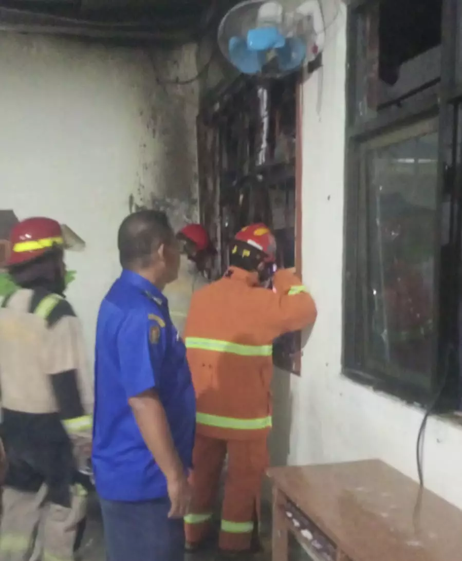 Petugas Damkar Berhasil Padamkan Kebakaran di Gudang SMPN 3 Depok