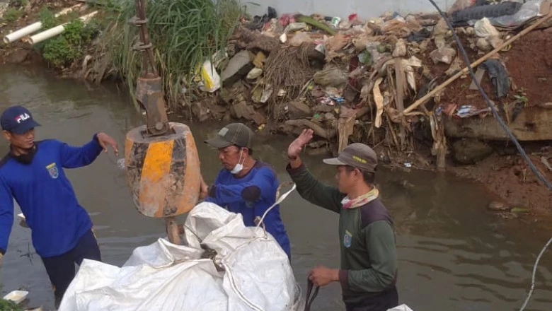 Pengangkatan Sampah di Kali Cabang Timur Libatkan Crane