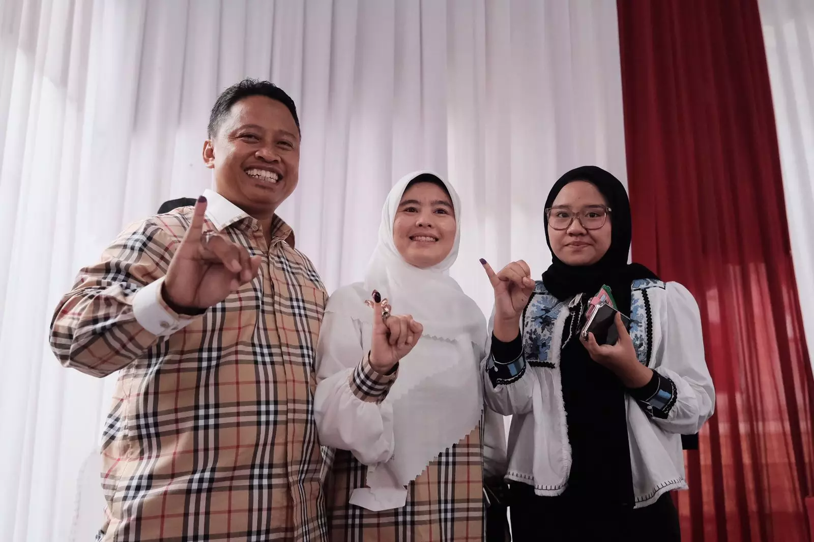 Sekda Depok Nyoblos Bareng Keluarga, Harap Partisipasi Capai 88 Persen