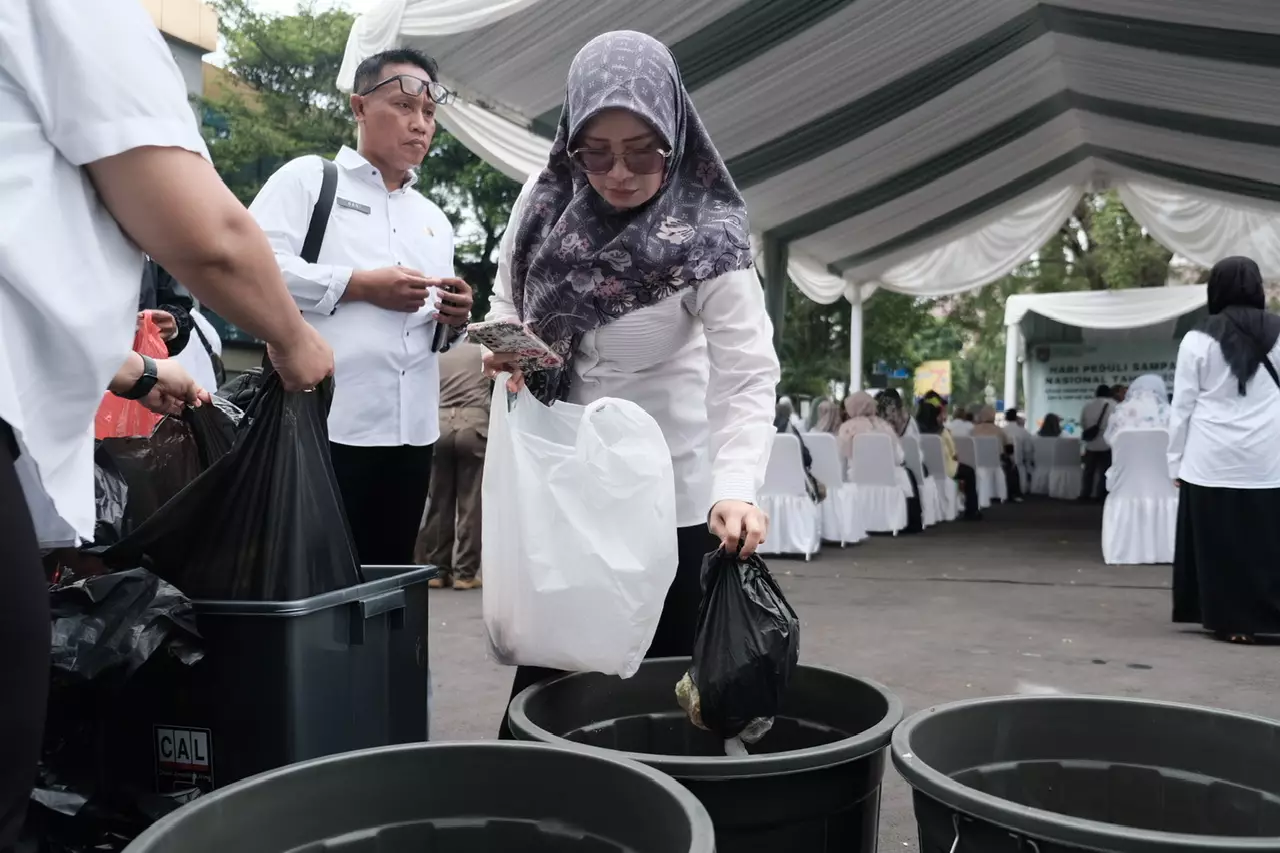 Peringatan HPSN 2024, ASN Pemkot Depok Lakukan Gerakan Pilah Sampah