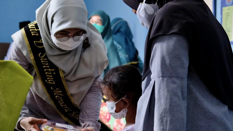 Bunda Elly Bagikan Makanan Cegah Stunting di Posyandu Anyelir RW 13 Pancoran Mas