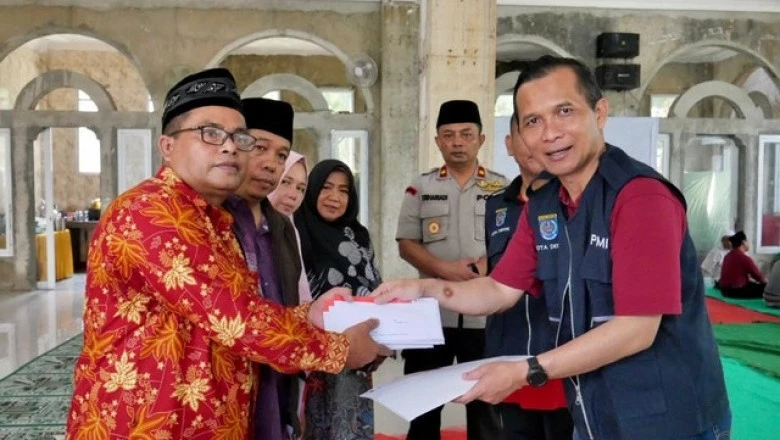 PMI Depok Berikan Santunan Untuk Korban Kecelakaan di Subang