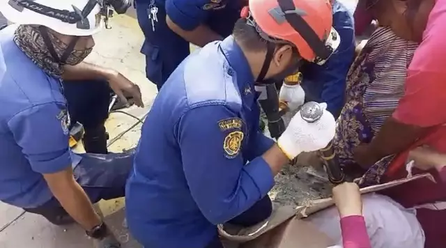Momen Dramatis Petugas Damkar Depok Berhasil Selamatkan Kaki Balita Tersangkut Lubang Net