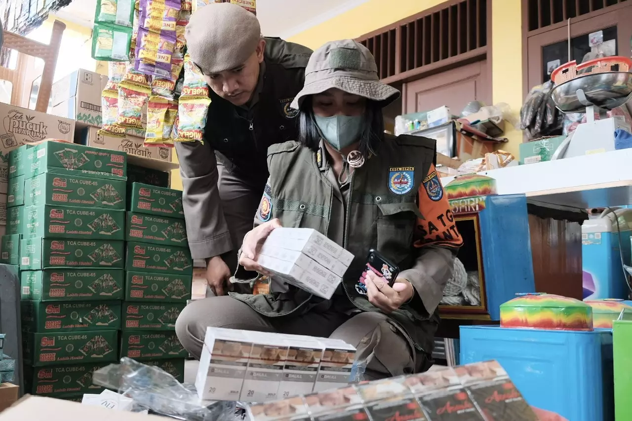 Satpol PP Depok dan KPPBC TMP A Bogor Sita Ribuan Rokok Ilegal di Mekarjaya