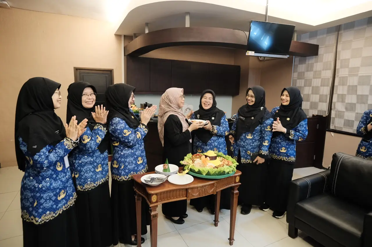 Peringati Hari Ibu 2024, Bunda Elly Potong Tumpeng Bersama Srikandi Pemkot Depok