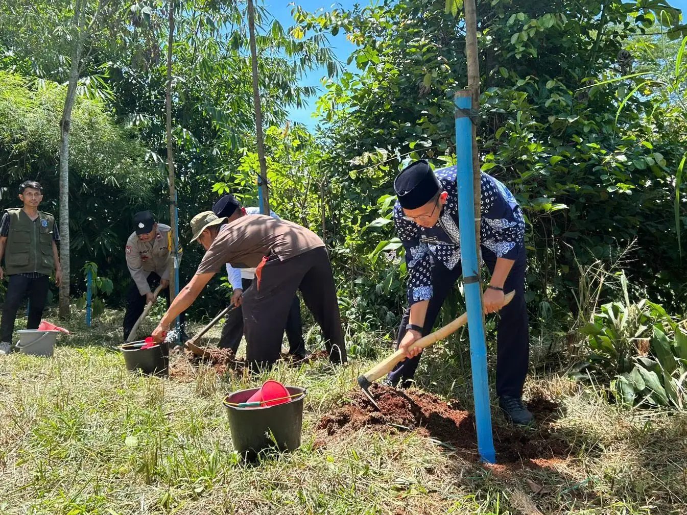 Lurah Pengasinan Tanam Pohon Tabebuya dan Mahoni di KWT Angsana RW 12