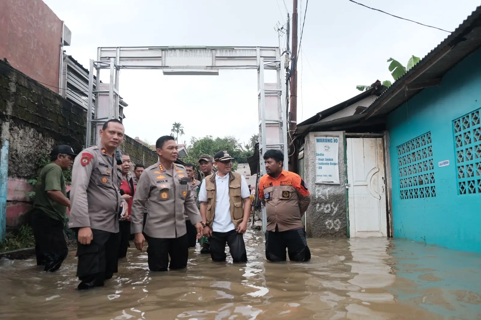 Responsif, Camat Anwar Sambangi Lokasi Terdampak Banjir Luapan Kali Caringin di Perumahan Sawangan Asri