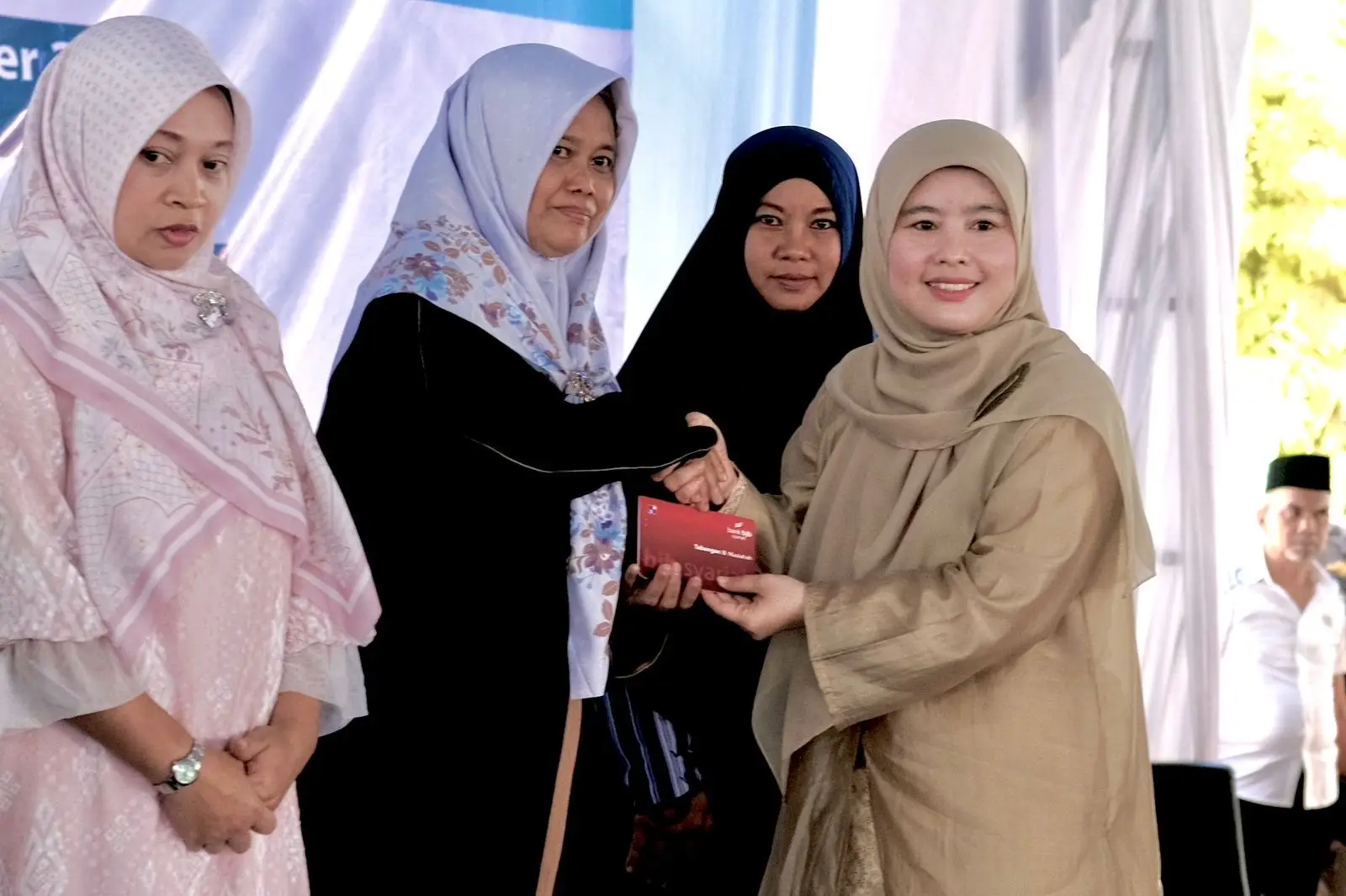TP-PKK Depok Bersama BAZNAS Serahkan Bantuan UP2K Kepada 40 Penerima, Dana Rp 80 Juta Disalurkan