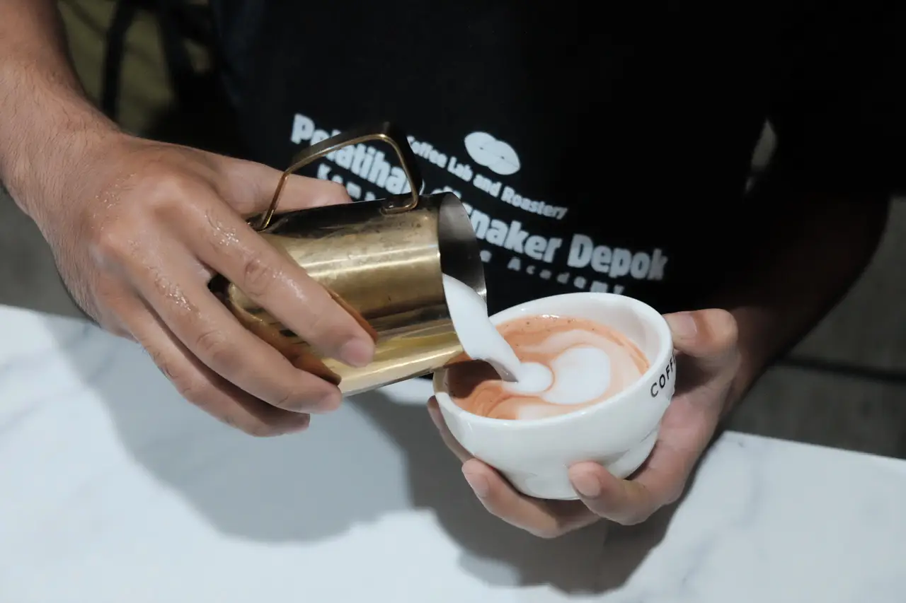 Belajar Membuat Kopi Vietnam Drip dan Latte Art Bersama Peserta Pelatihan Barista Disnaker Depok