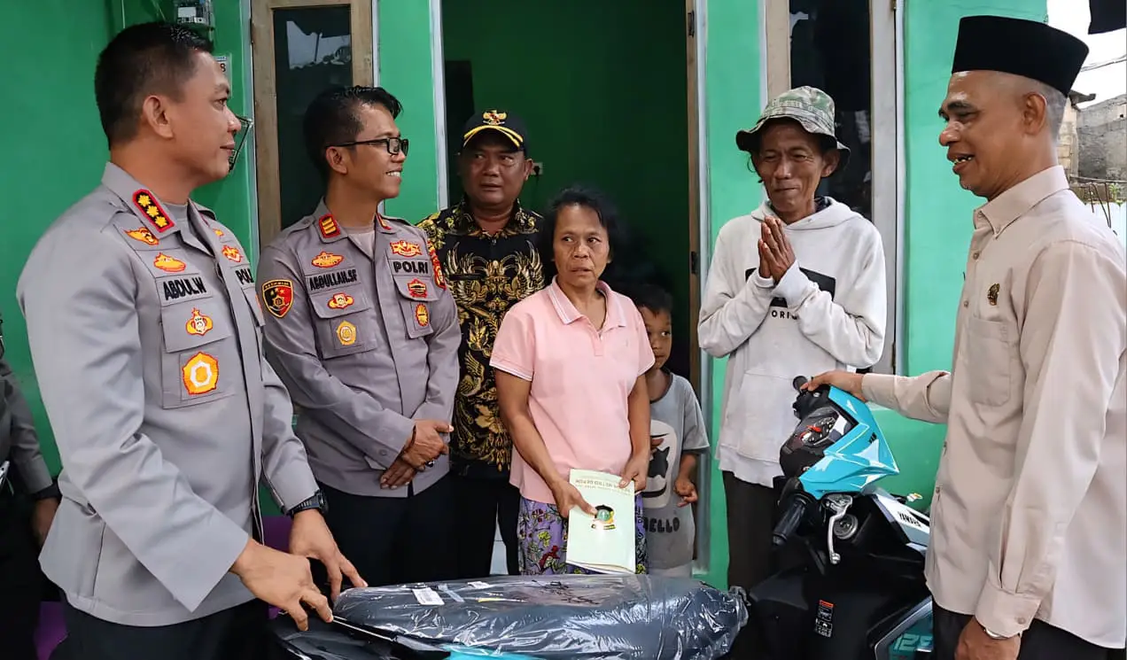 Dari Gang ke Harapan: Tukang Es Gabus Terima Motor dan Modal Usaha dari Kapolres Metro Depok