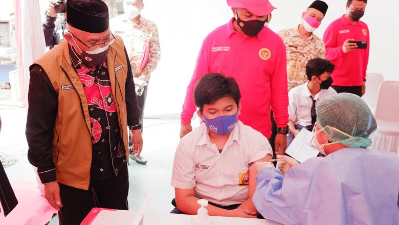 Wali Kota Tinjau Vaksinasi Massal di SMPN 11 Depok