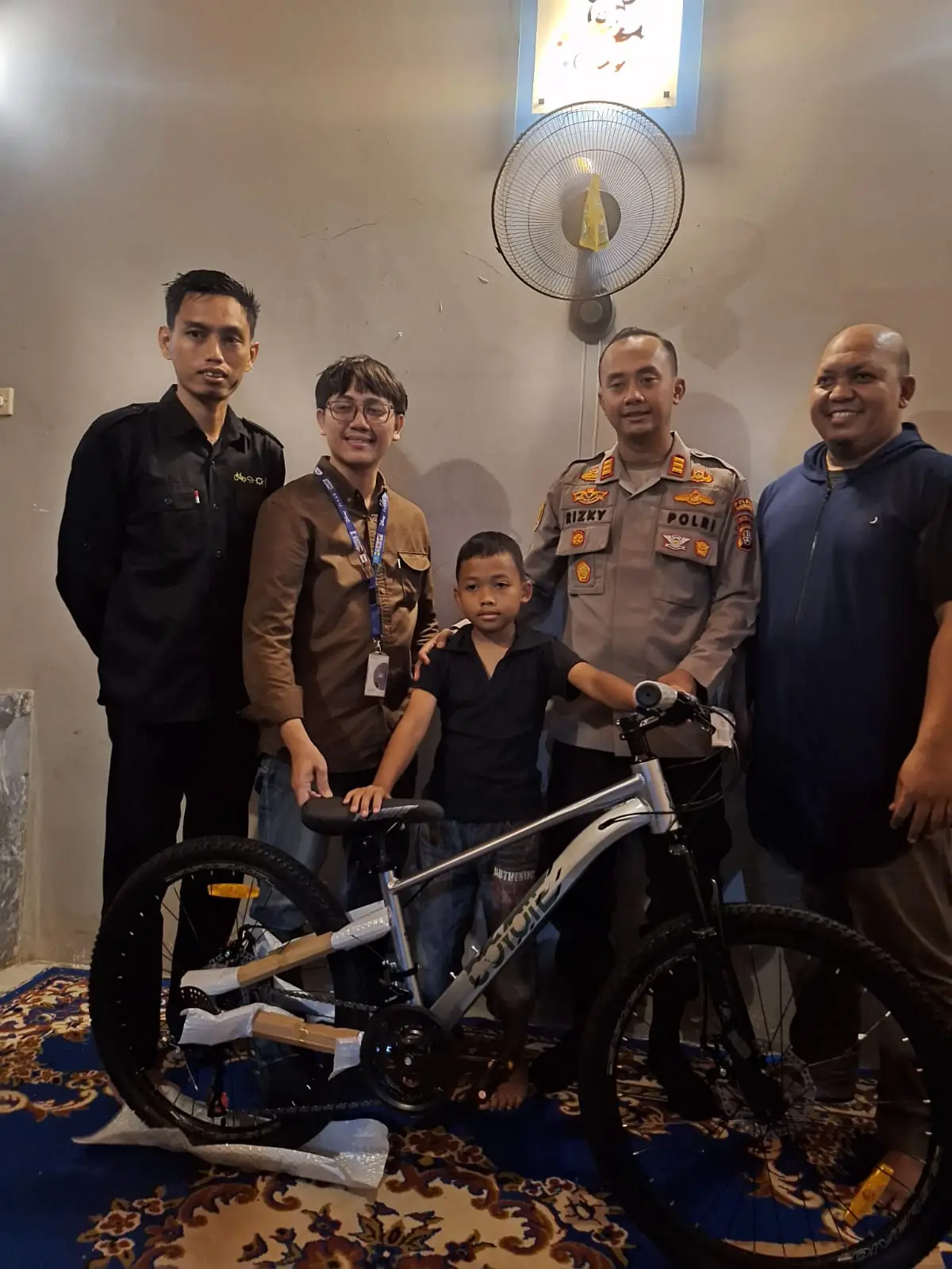 Element Bike Bersama B2W Depok Berikan Donasi Sepeda untuk Korban Penipuan