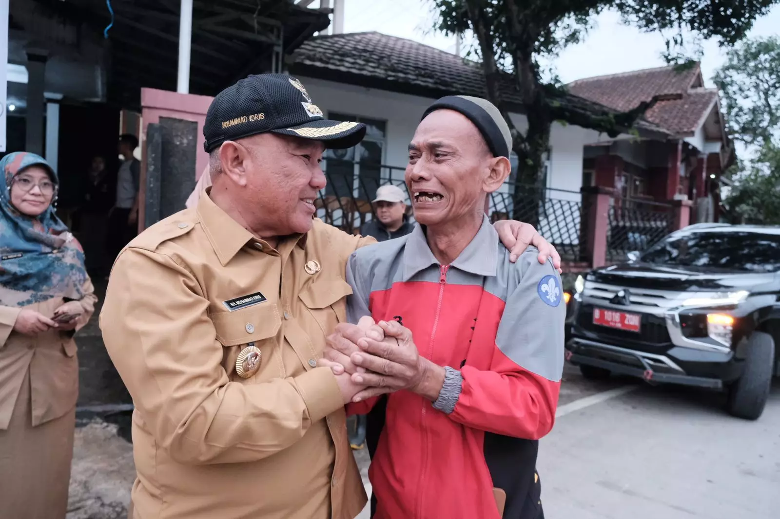 Wali Kota Depok Kunjungi Posko Pengungsi Korban Bencana Alam Sukabumi, Serahkan Sejumlah Bantuan