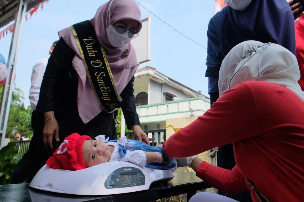 Bunda Elly Tinjau Bulan Imunisasi Anak Nasional di Posyandu Kasih Ibu RW 12 Jatijajar