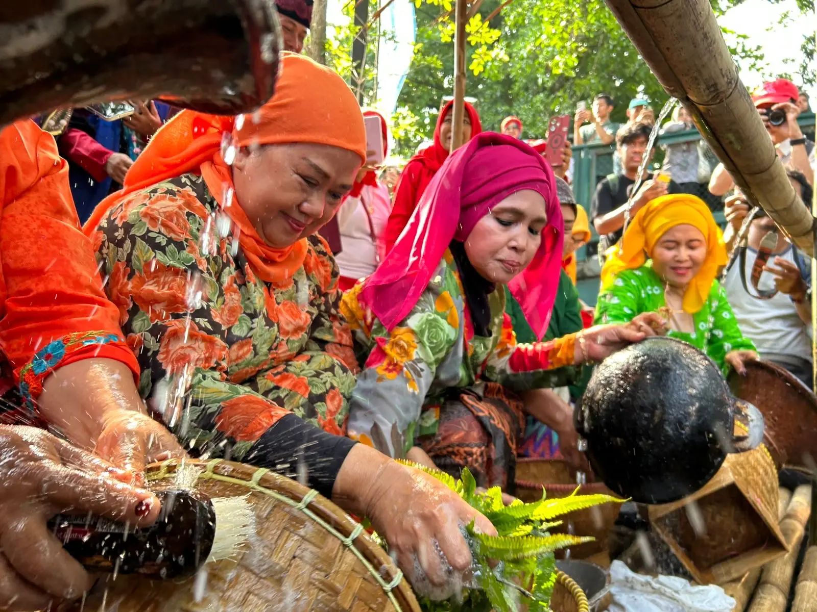 Nyuci Perabotan, Tradisi Tempo Dulu yang Kembali Dihidupkan di Lebaran Depok