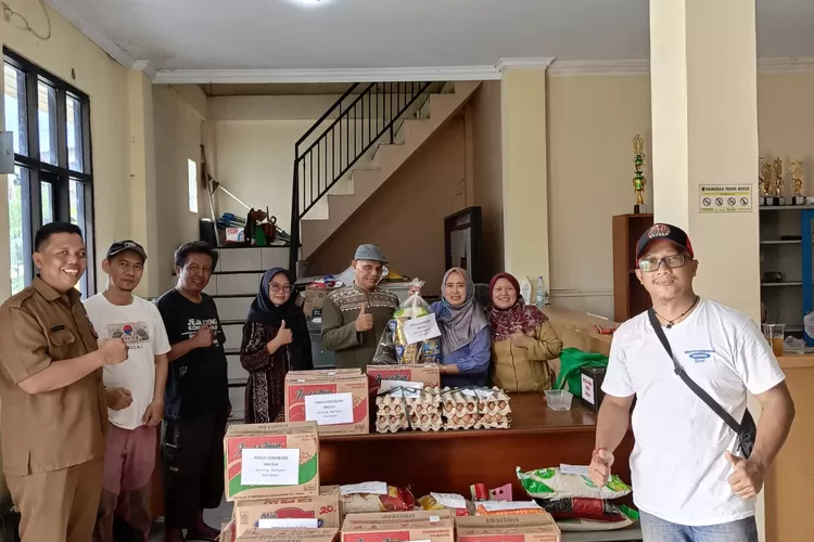 Peduli Sesama, Kelurahan Curug Berikan Bantuan Sembako Bagi Warga Terdampak Bencana Sukabumi