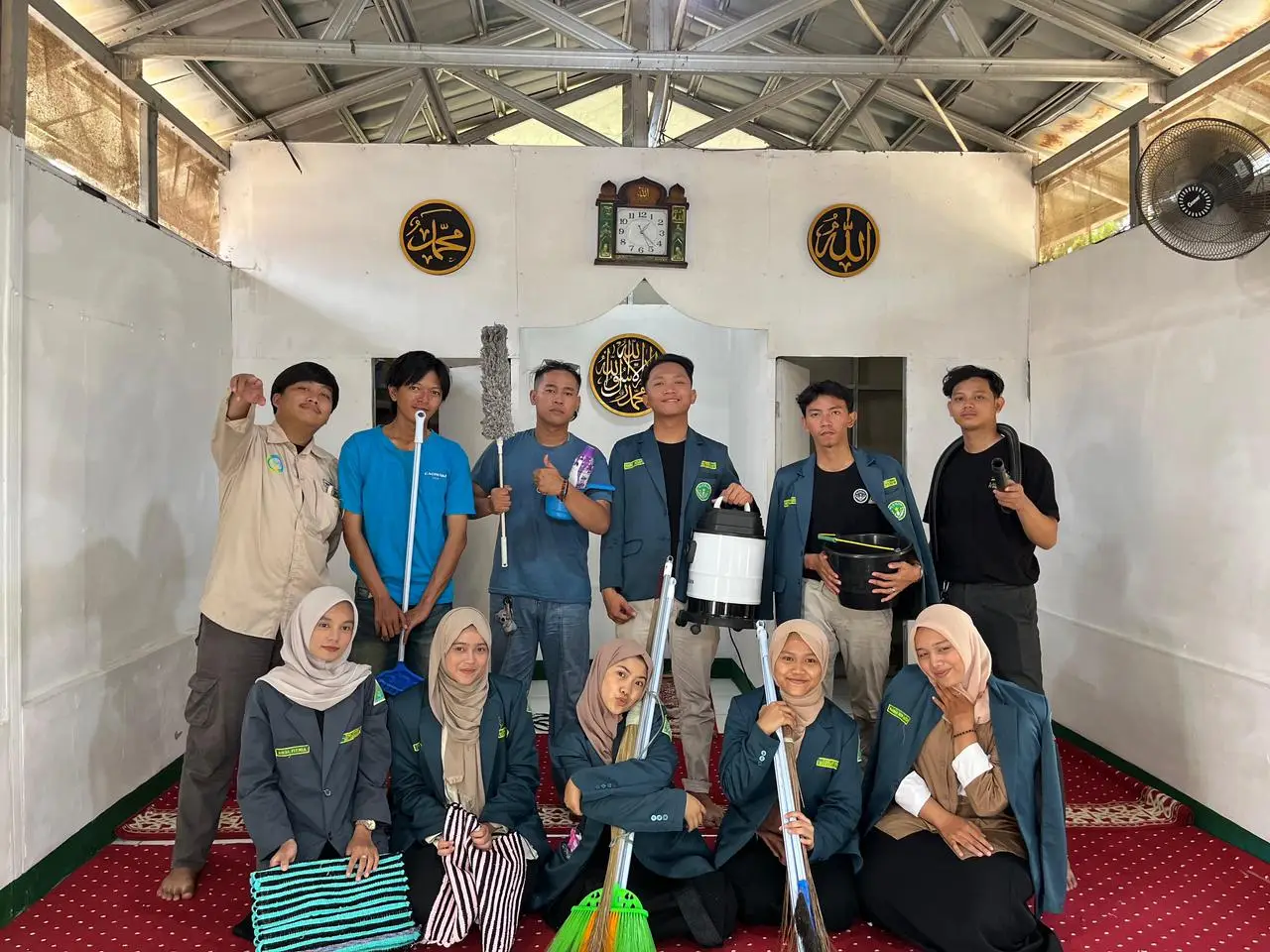 PAC IPNU–IPPNU Sukmajaya Bersama GP Ansor Gelar Aksi Bersih-Bersih Musholla Baiturrahman