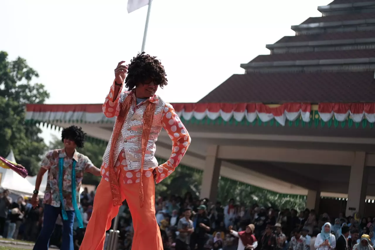 Kemeriahan Fashion Show Bertema Tahun 70an di Lebaran Depok 2024