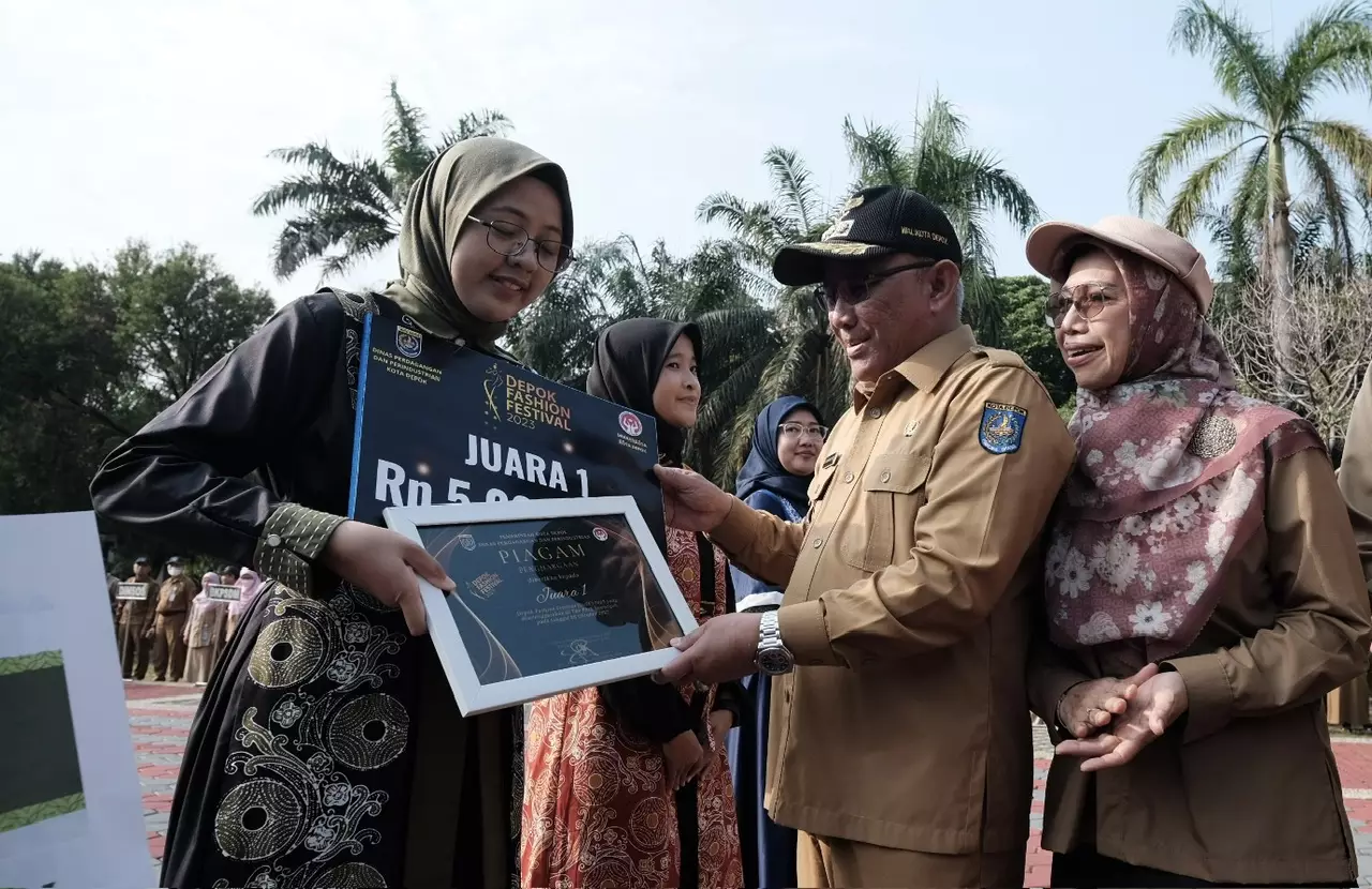 Wali Kota Serahkan Hadiah Juara Depok Fashion Festival 2023 Saat Apel Pagi