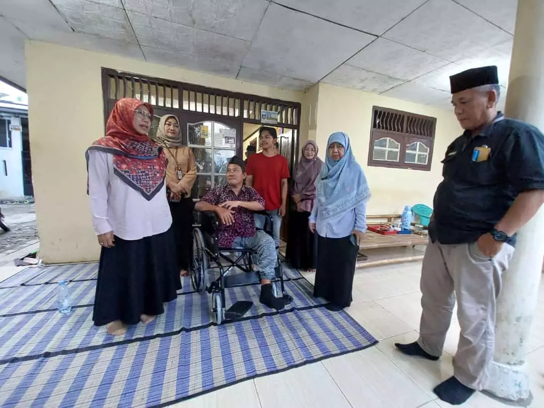 Sambut Hari Disabilitas Internasional, Ketua TP-PKK Kota Depok Bagikan Kursi Roda
