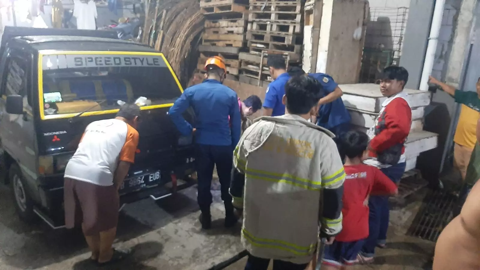 Damkar Depok Evakuasi Ular Sanca Sepanjang Dua Meter di Beji