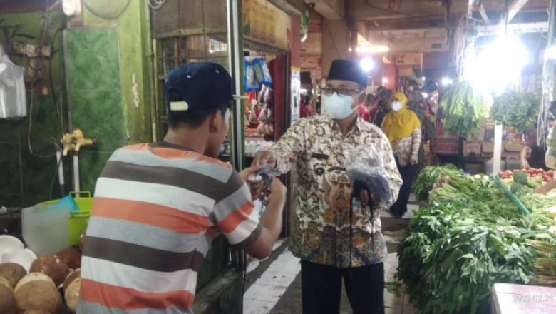 Tiga Pilar Abadijaya Bagikan 300 Masker Gratis di Pasar Agung 