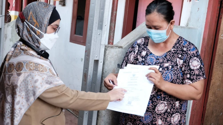 Penyerahan Akta Kelahiran dan KIA Kepada Keluarga PMKS