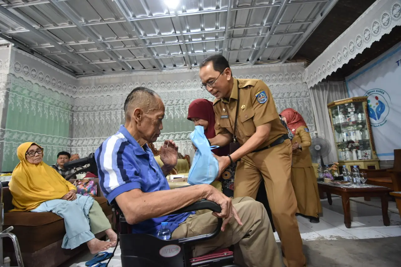 Lewat Program Depok Peduli Berkisah-Bakti Sosial Berbagi, Pemkot Serahkan Bantuan ke Panti Wreda Rumah Oma