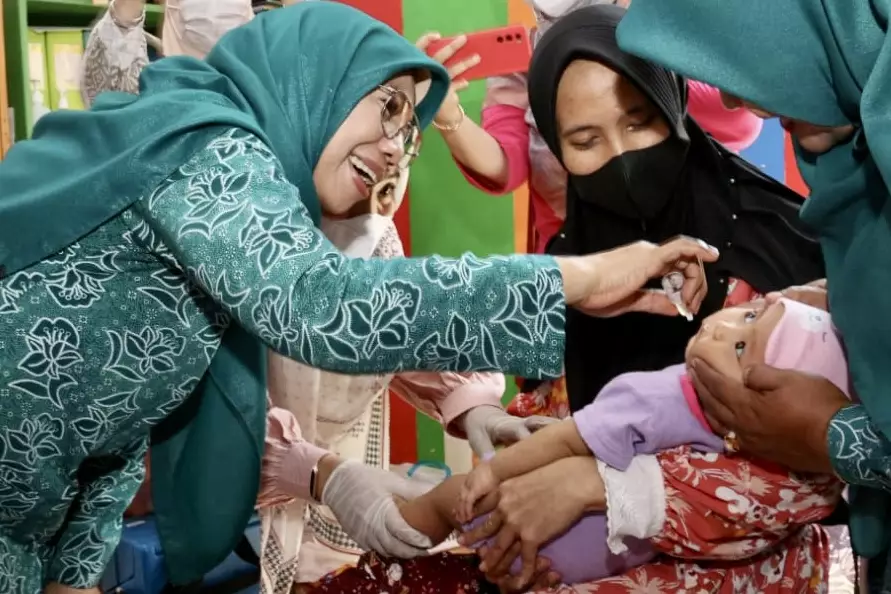 Bunda Elly Berikan Imunisasi Sub PIN Polio kepada Balita di Posyandu Alamanda dan Melati