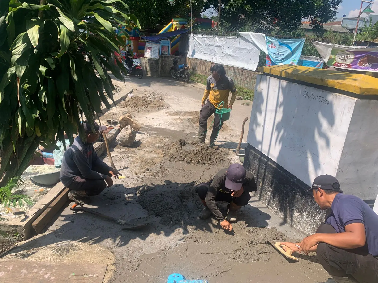 Tak Tunggu Lama, Jalan Amblas Situ Cilodong Langsung Diperbaiki