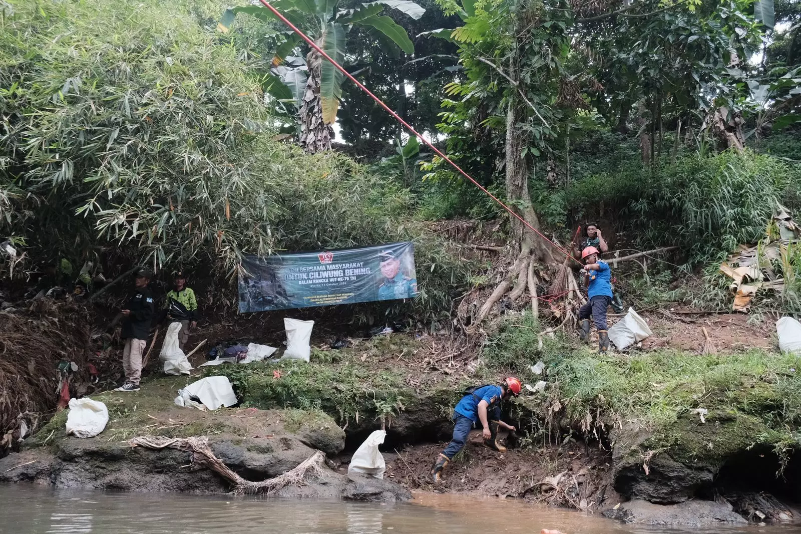 Kodim Depok Bersihkan 13 Ton Sampah di Ciliwung
