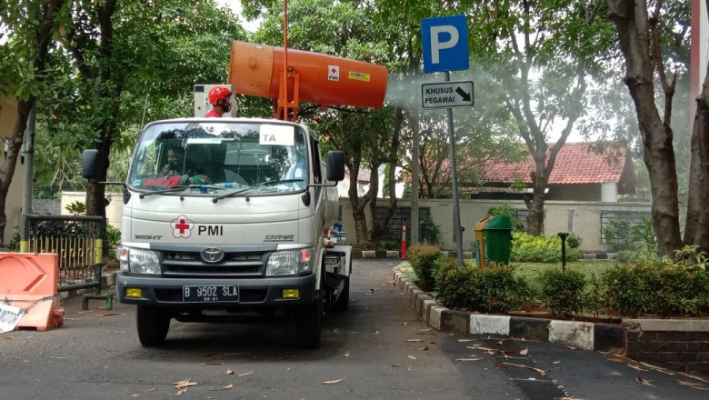 Balai Kota Depok Disemprot Disinfektan dengan Mobil Gunner