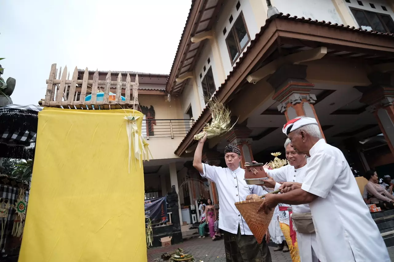 Umat Hindu Depok Ikuti Prosesi Mecaru di Pura Tri Bhuana Agung