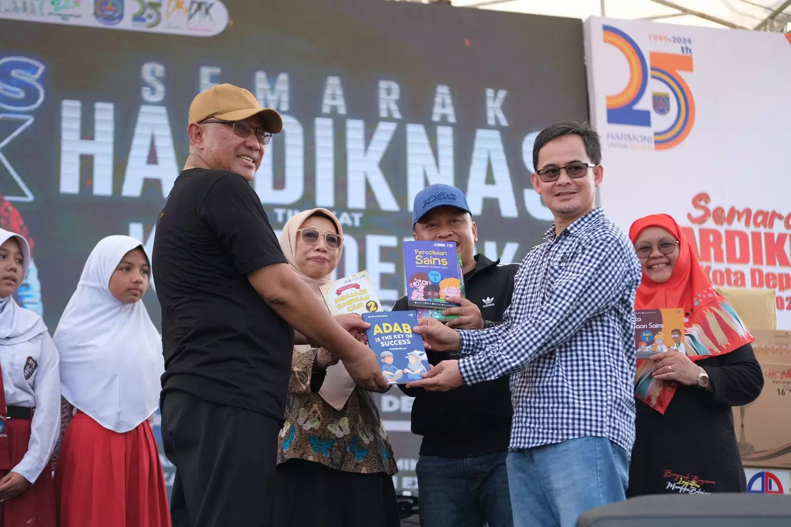 Gaungkan Literasi Membaca, Disdik Serahkan Ratusan Buku untuk Perpustakaan Umum Depok
