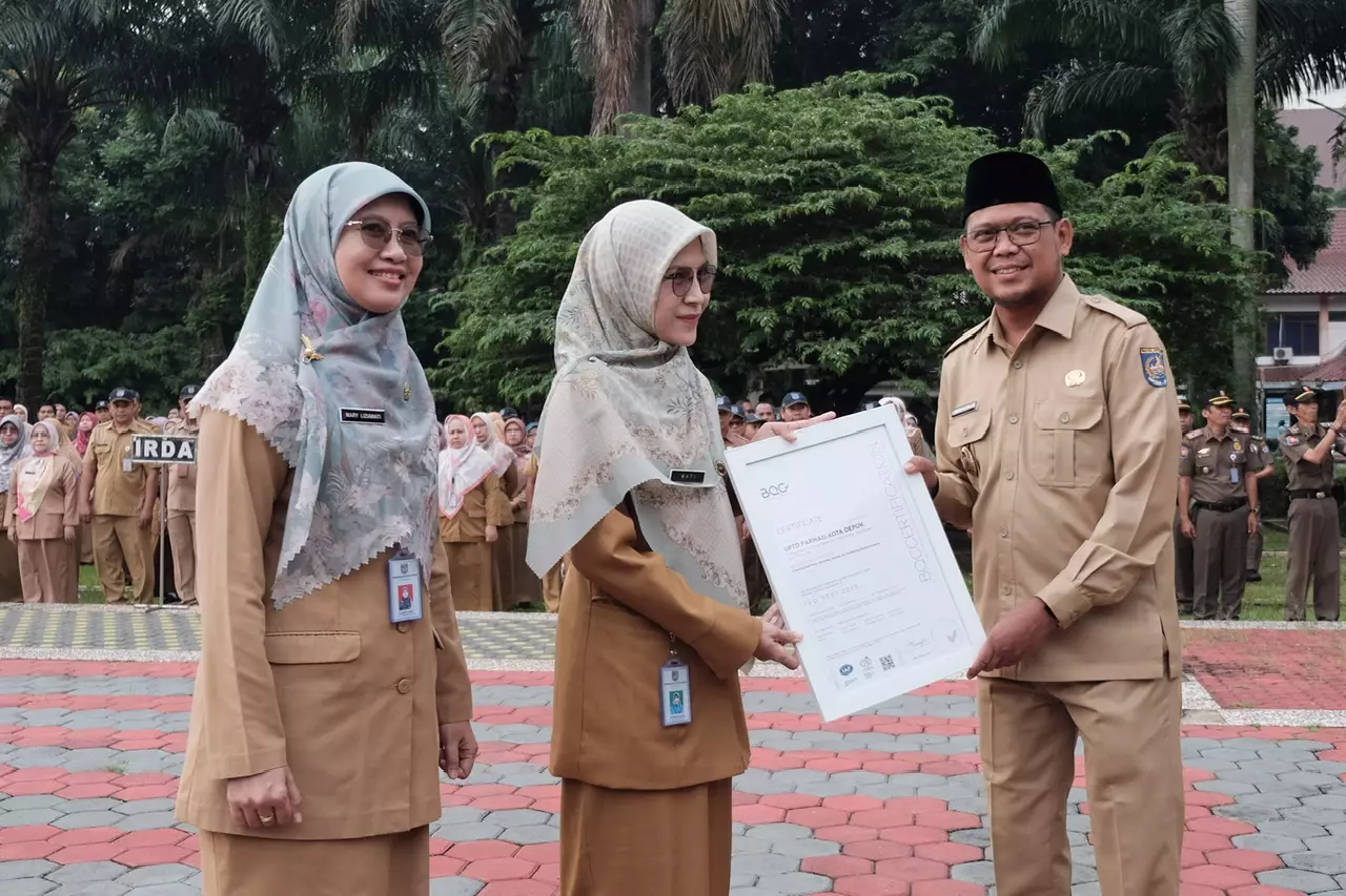 Wakil Wali Kota Depok Serahkan Sertifikat ISO 9001:2015 Kepada UPTD Farmasi