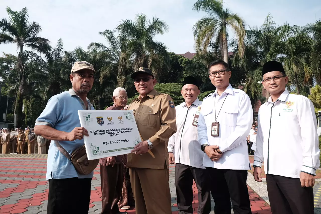 Wali Kota Depok Serahkan Santunan BPJS Ketenagakerjan dan Bantuan RTLH Baznas pada Apel Pagi