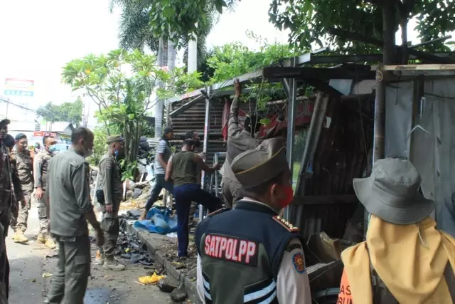 Langgar Aturan, Satpol PP Tertibkan Kios PKL di Kelurahan Sukamaju