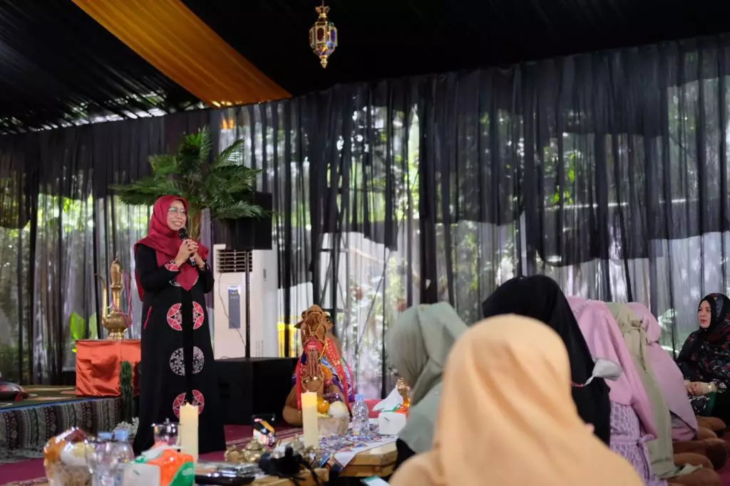 Peringati Maulid Nabi, Bunda Elly Bacakan Puisi Berjudul 'Kemilau Permata Dalam Naungan Purnama'