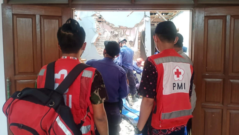PMI Bantu Petugas Damkar Evakuasi Korban Jatuhnya Crane di Panmas