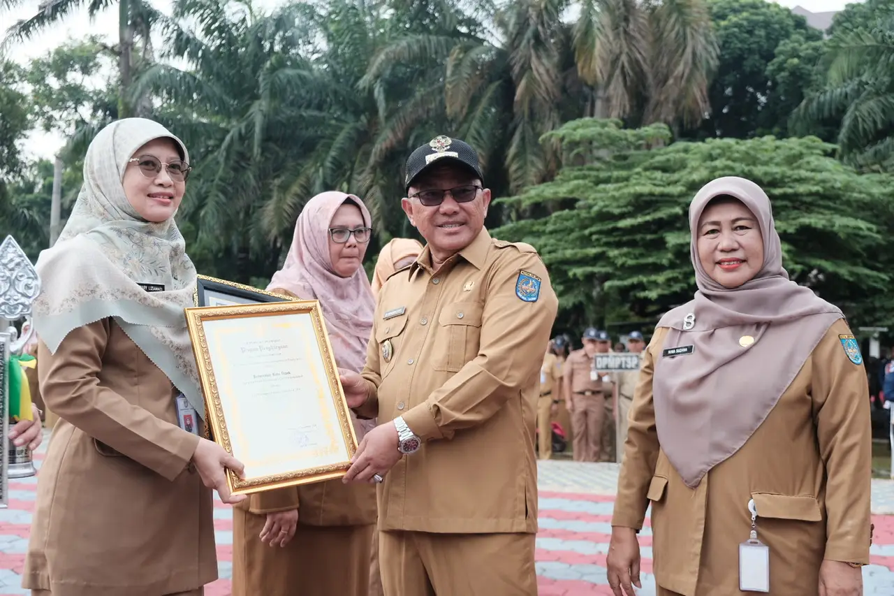 Lewat Apel Pagi, Wali Kota Depok Serahkan Sejumah Penghargaan
