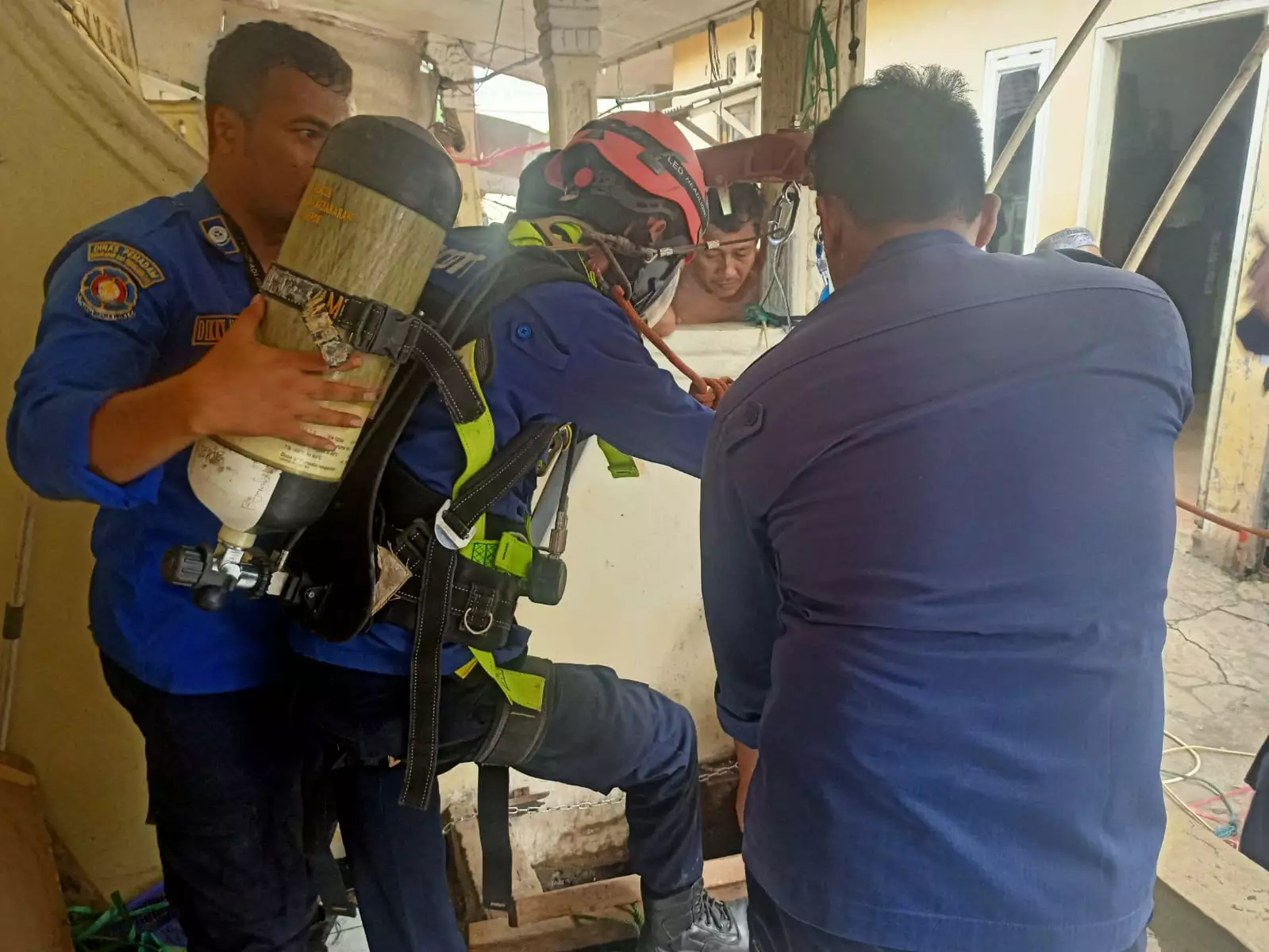 Petugas Damkar Depok Selamatkan Kucing Tercebur Sumur di Sawangan